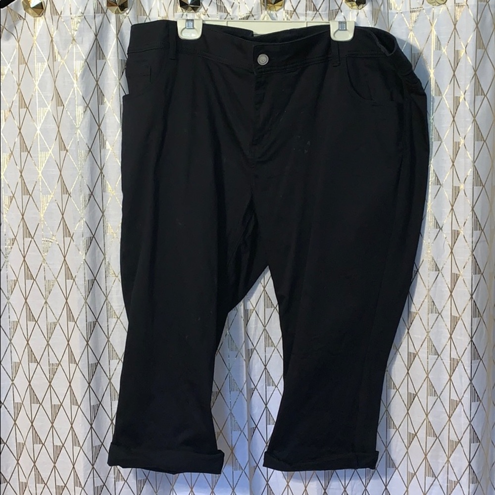 Black capris